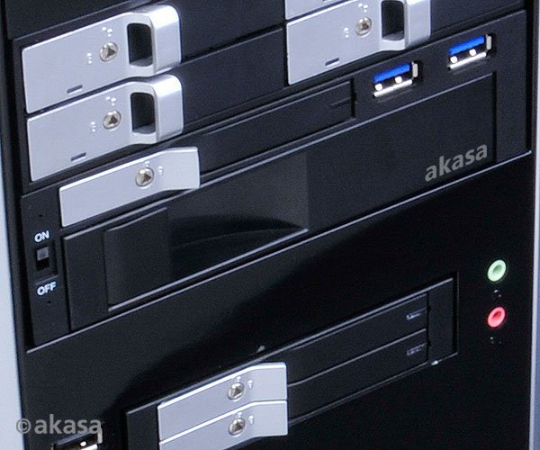AKASA Lokstor M51 - 2.5" a 3.5" HDD rack do 5,25" - obrázek č. 6