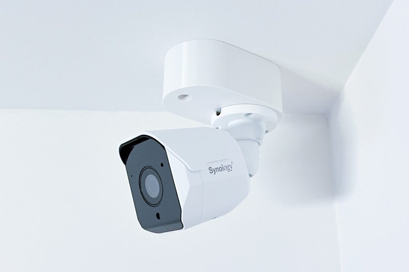 SYNOLOGY držák s krytkou kabelů pro kamery BC500 na stěnu a strop, bílý - obrázek č. 5