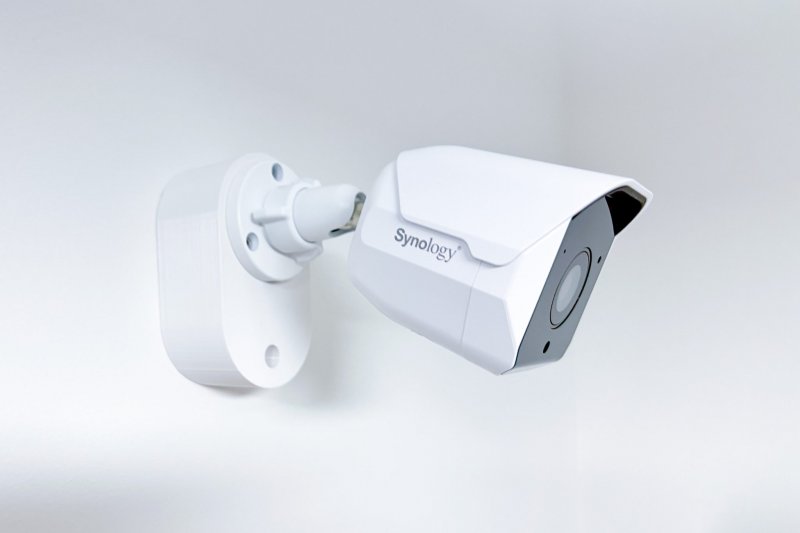 SYNOLOGY držák s krytkou kabelů pro kamery BC500 na stěnu a strop, bílý - obrázek č. 4