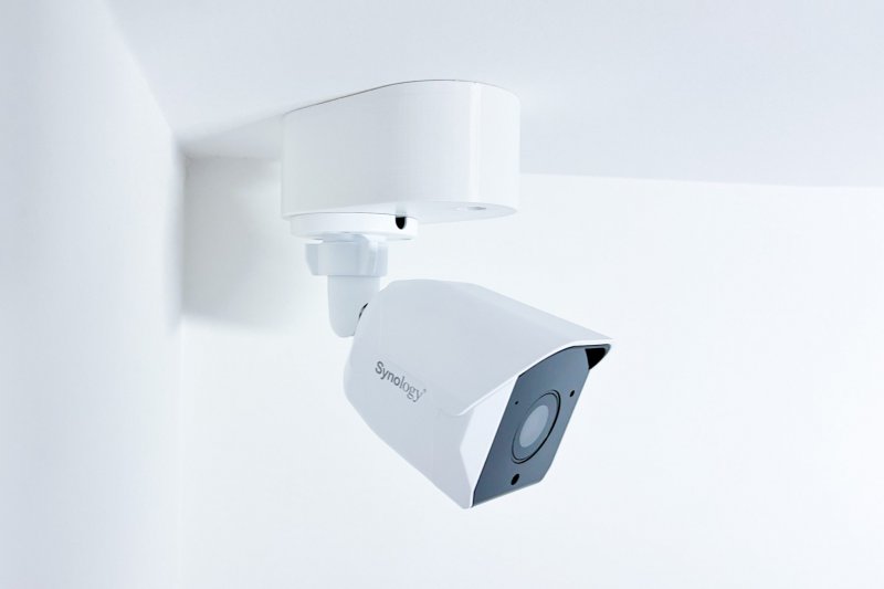 SYNOLOGY držák s krytkou kabelů pro kamery BC500 na stěnu a strop, bílý - obrázek produktu