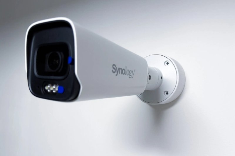 SYNOLOGY držák / krytka kabelů pro kamery Synology BC800 na stěnu a strop, bílý - obrázek produktu
