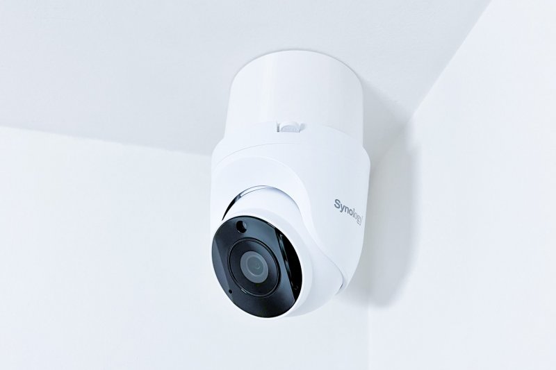 SYNOLOGY držák s krytkou kabelů pro kamery TC500 na stěnu a strop, bílý - obrázek produktu