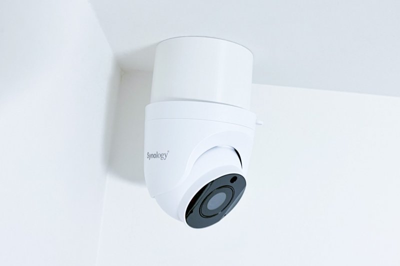 SYNOLOGY držák s krytkou kabelů pro kamery TC500 na stěnu a strop, bílý - obrázek č. 5