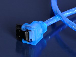 AKASA - blue UV 6Gb/ s SATA3 kabel - 50 cm - obrázek produktu