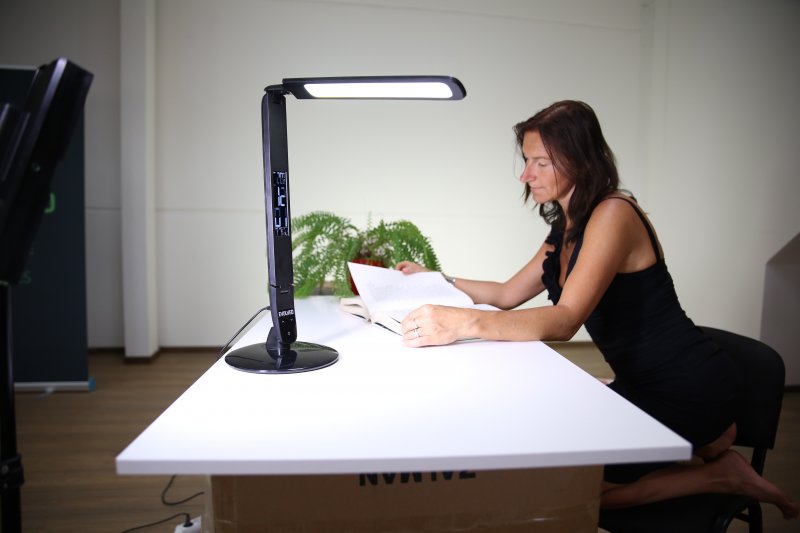 EVOLVEO Lumos IQ8, LED stolní lampa s LCD displeje - obrázek č. 1