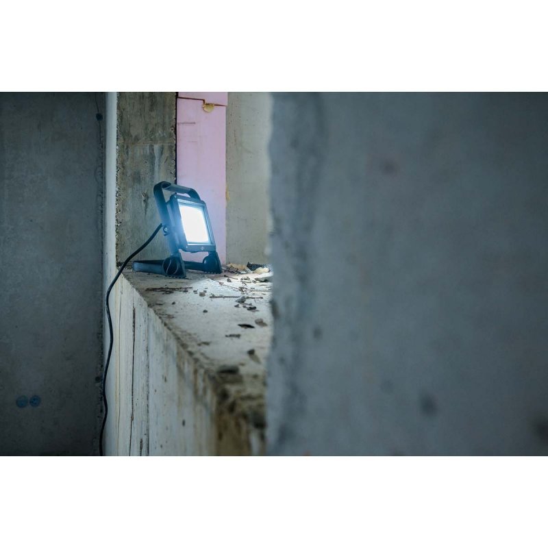 Mobilní LED stavební lampa JARO 7060 M / LED reflektor 50W pro venkovní použití (pracovní LED lampa s 5m kabelem, LED nouzové os - obrázek č. 10