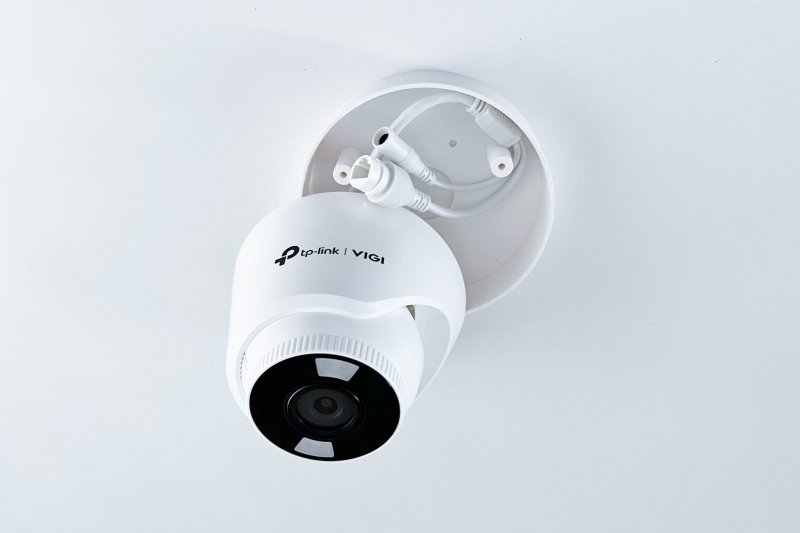 TP-LINK držák s kabelovou krytkou pro kamery VIGI C400/ C440/ C440-W na stěnu nebo strop bílý - obrázek č. 2
