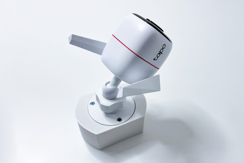 TP-LINK držák / stojan pro kamery Tapo C310 / C320 / C325 na stěnu a strop, bílý s krytkou kabelů - obrázek č. 1