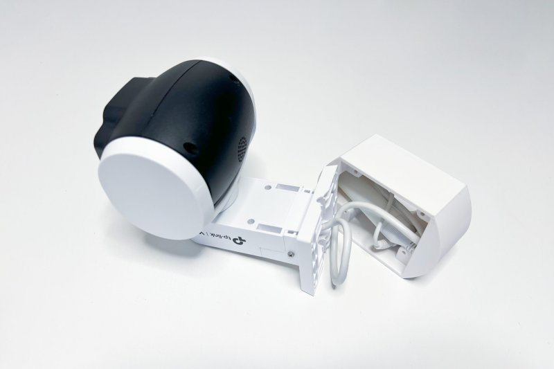 TP-LINK držák s kabelovou krytkou pro kamery VIGI C540V na stěnu nebo strop, bílý - obrázek č. 1