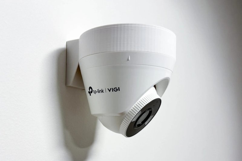 TP-LINK držák s kabelovou krytkou pro kamery VIGI C400 / C420 / C430 / 450 na stěnu, bílý - obrázek produktu