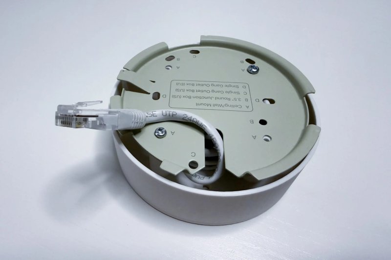 TP-LINK držák s kabelovou krytkou pro EAP řady 6x a 7x, na stěnu nebo strop, bílý - obrázek č. 2