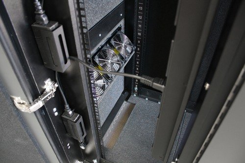 NetShelter CX 24U Secure Soundproofed Server Room in a Box Enclosure International - obrázek č. 8