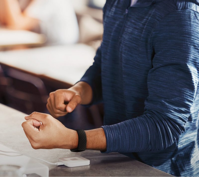 Fitbit Charge 4 (NFC, GPS, FitbitPay) Black/ Black - obrázek č. 2